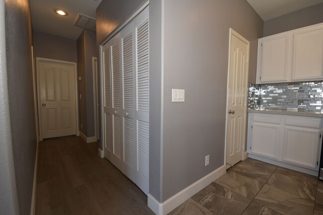 Building Photo - Spacious 2 Bed 2 Bath with Attached Car Ga...