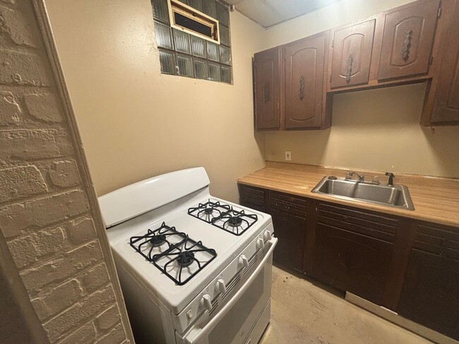 Building Photo - Sweet Single Story Swissvale Living!