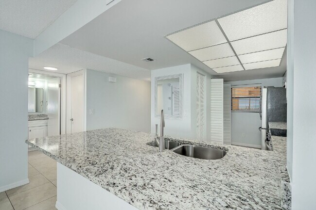 Building Photo - 1/1 Oceanfront condo with resort-like amenities!