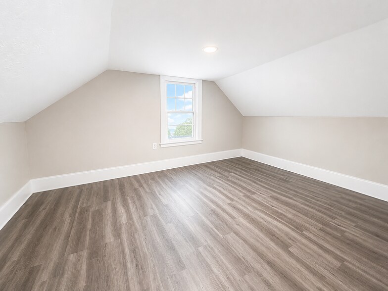 Large 2nd floor room - 346 Boston Rd