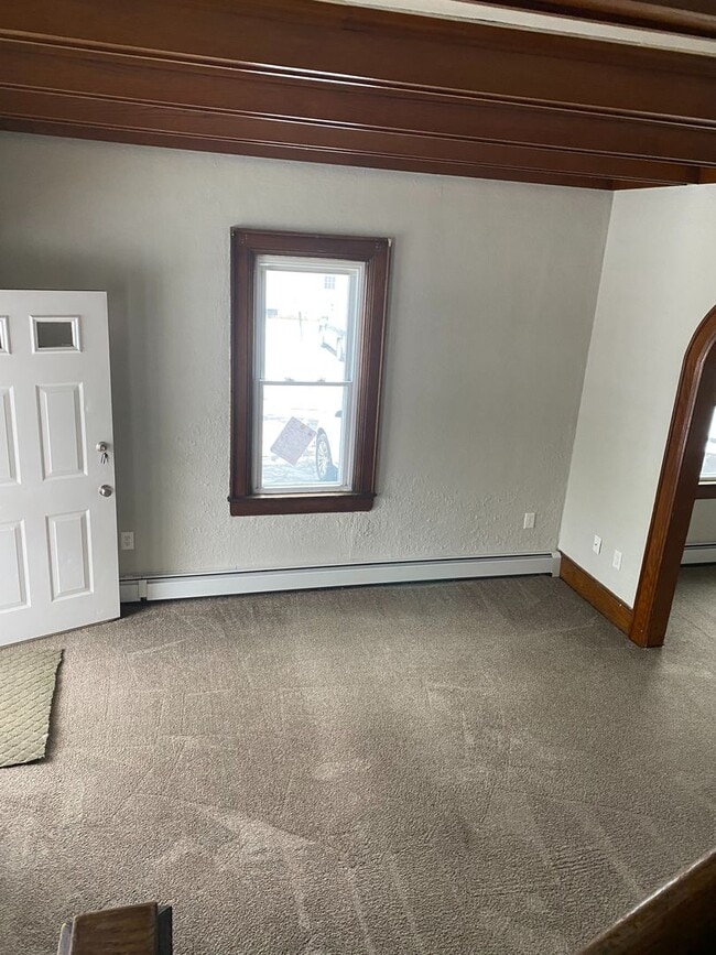 Building Photo - 820 Main St