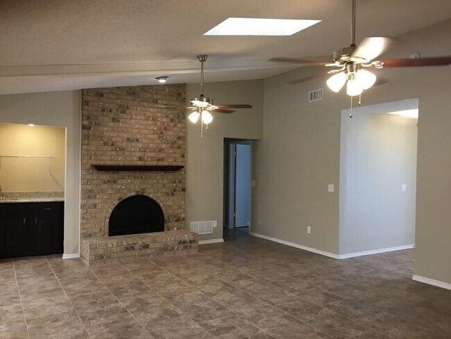 Building Photo - 3113 Kensington Dr