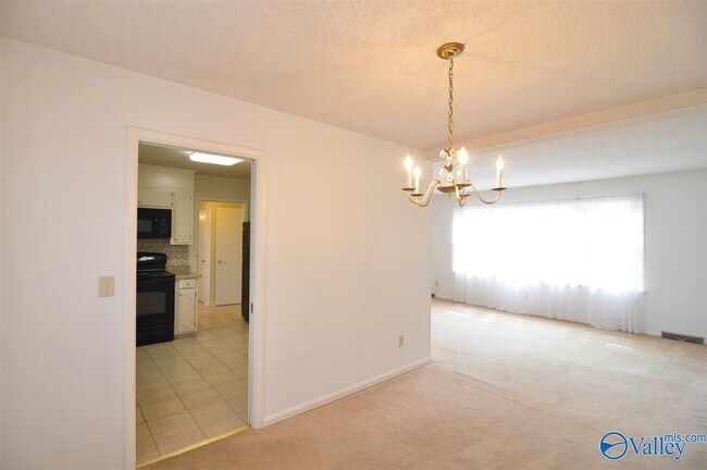 Building Photo - 2505 Lancelot Dr SE