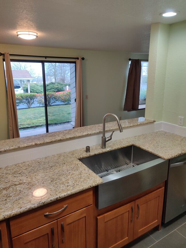 Building Photo - Beautiful 2 bedrooms 1.5 Bath