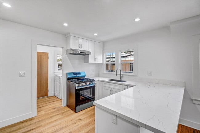 Building Photo - 1413 E 76th Pl