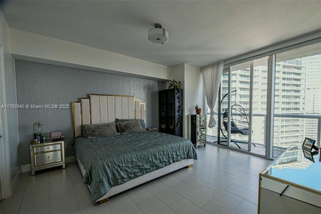 Building Photo - 495 Brickell Ave