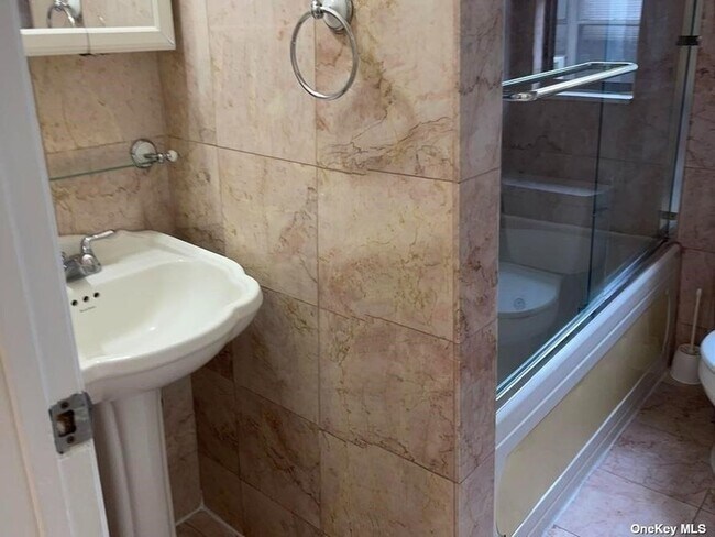 Building Photo - 7 Bond St