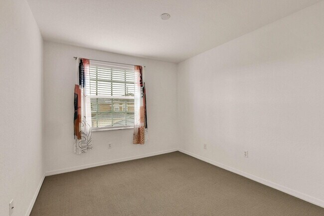 Building Photo - 2988 SE Lexington Lakes Dr