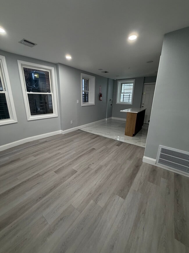 Building Photo - 96 Eaton Pl