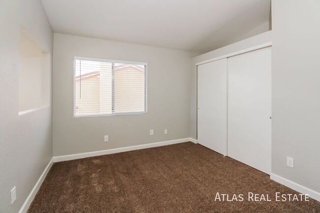 Building Photo - Three Bedroom NW Side, Immediate Move In!