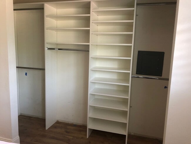 Building Photo - BACK ON MARKET!! Spacious Townhome in Grea...