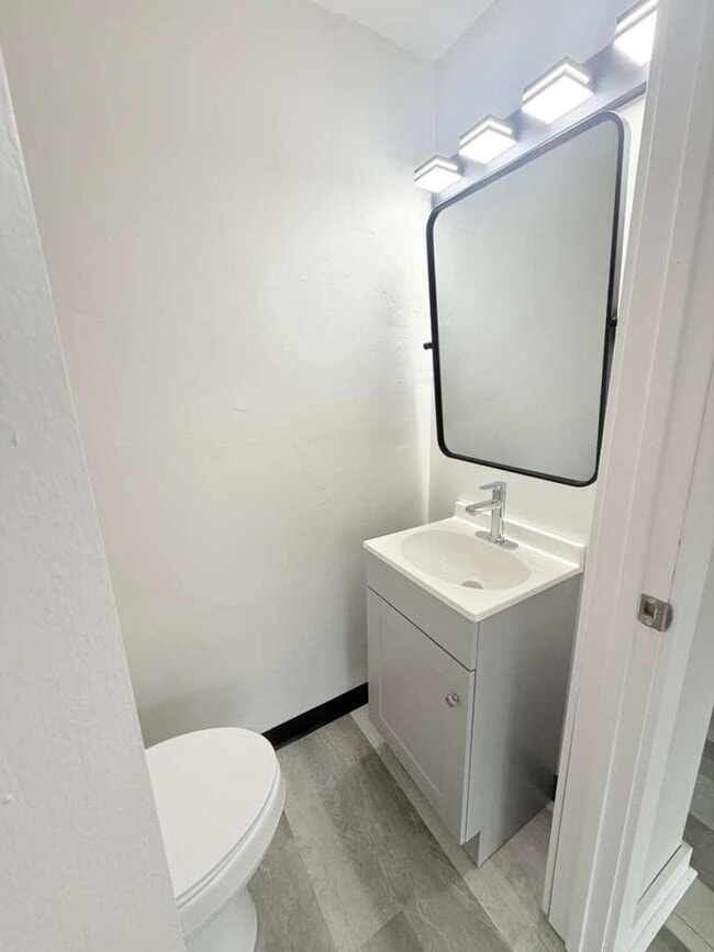 Building Photo - Beautifully remodeled 2-bedroom, 1 1/2-bat...