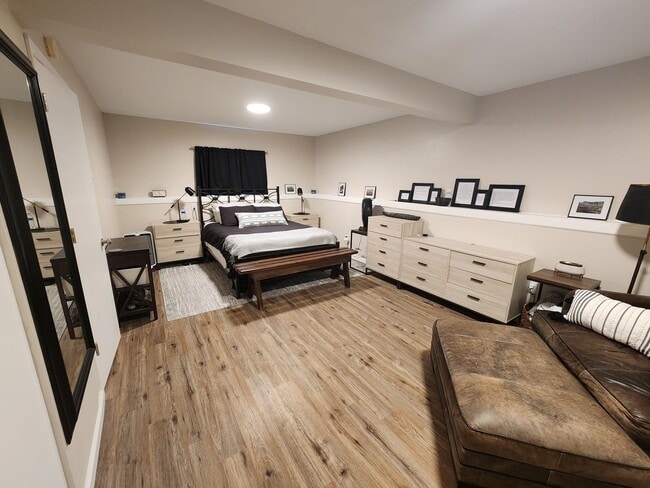 Building Photo - Immaculate 3 bedroom 2 bath split level ho...