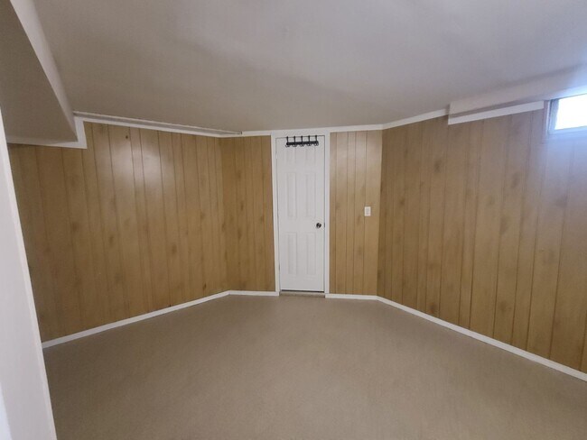 Building Photo - 3 +bedrooms /2 bath + Attached 2-car Garage Home -Available Now in Peoria!