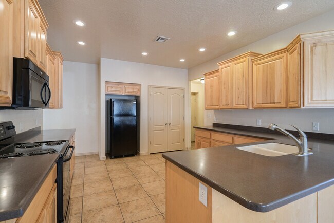 Building Photo - 3 Bedroom Plus Office in The Knolls at Little Valley