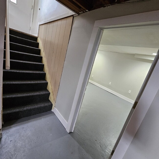 Building Photo - 3 Bedroom Bungalow w/ New Carpet Through O...