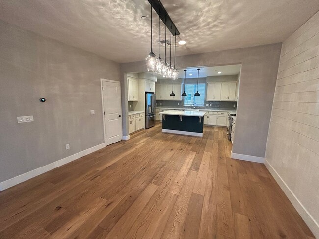 Building Photo - Brighton Oaks Beauty Just Steps from Downt...