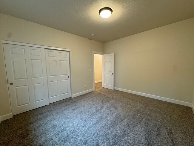 Building Photo - 581 NE Alameda Ave