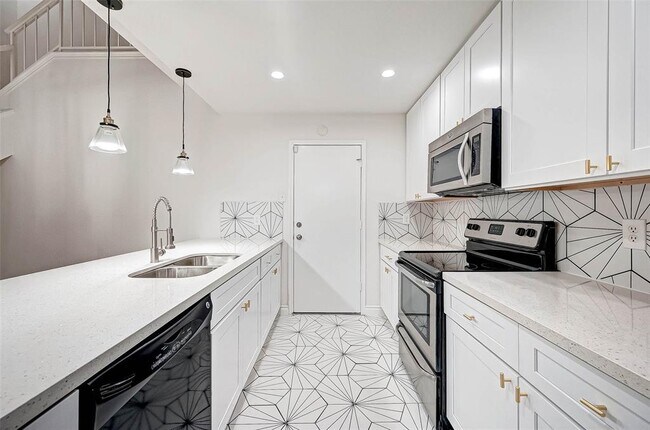 Building Photo - 1112 Bering Dr