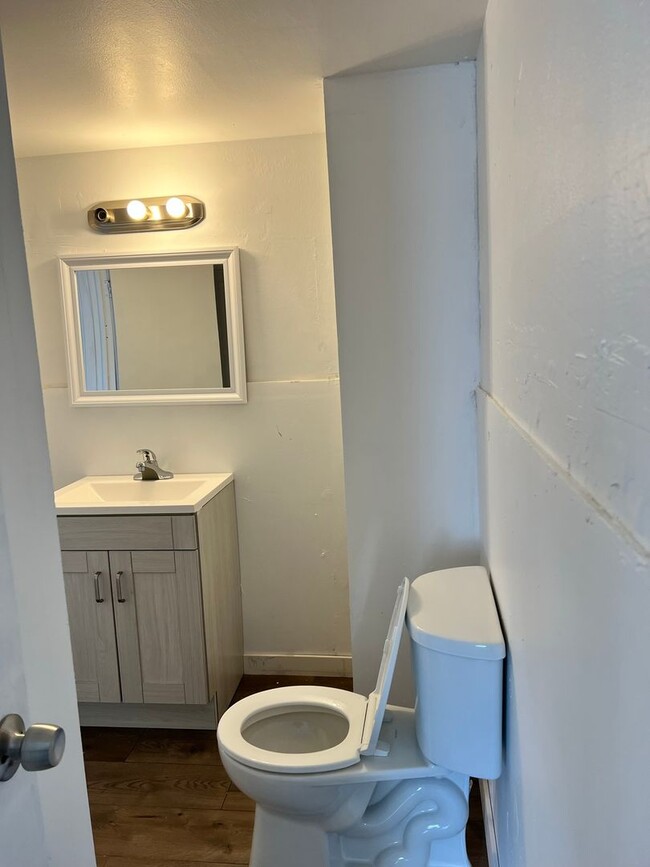 Building Photo - 3 Bedrooms, 1 Bathrooms Single Family Home...