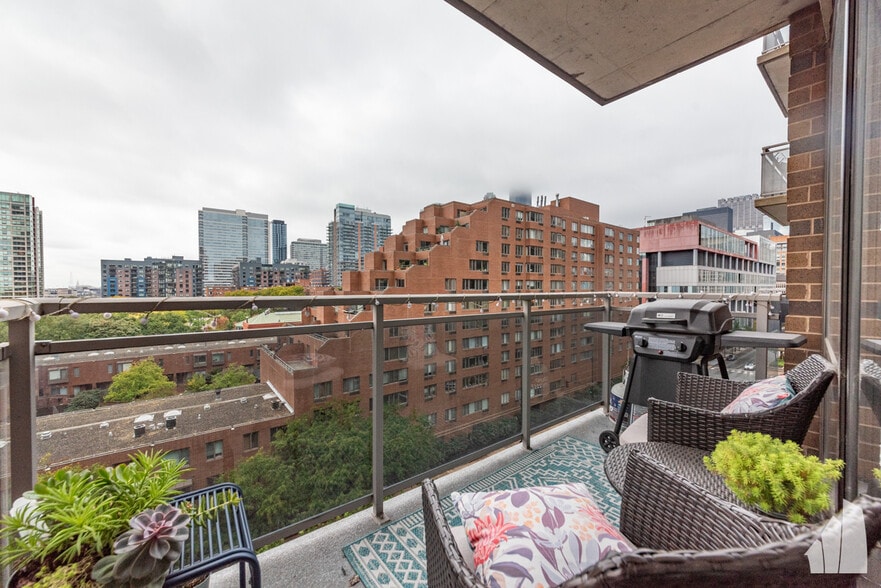 Building Photo - 1 E 8th St