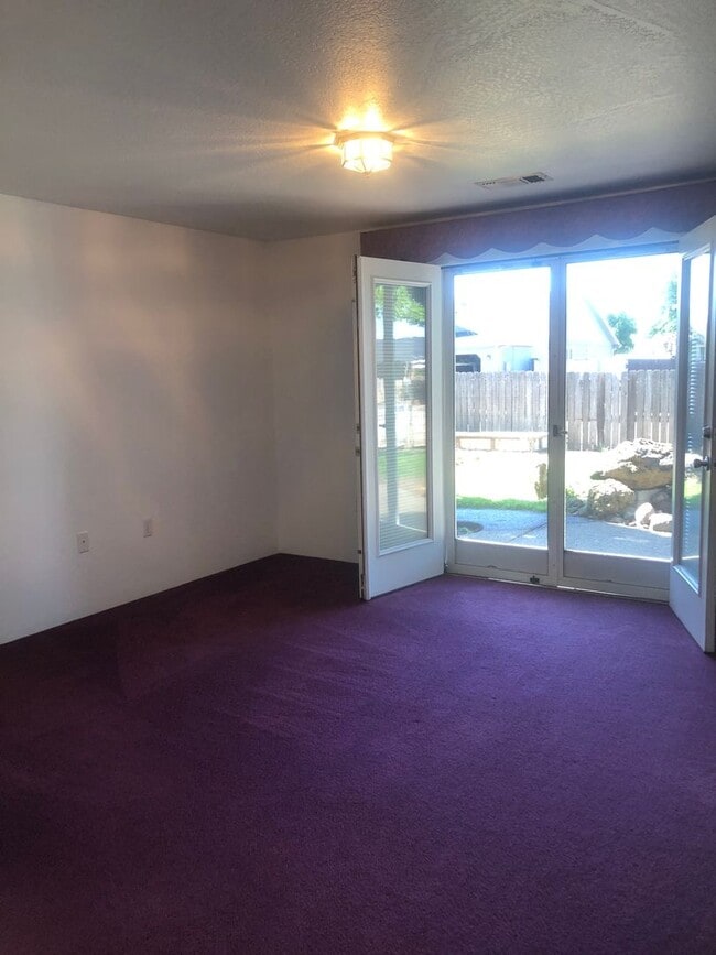 Building Photo - Well Maintained 3 bedroom, 2 bath house in...