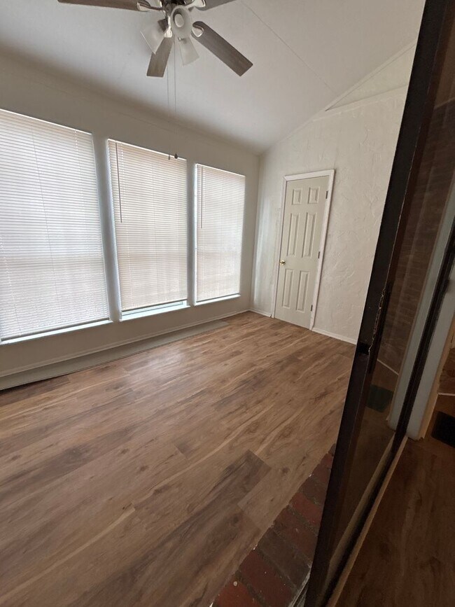 Building Photo - 00402