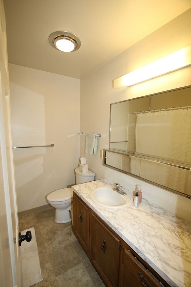 Building Photo - 3 Bedroom Townhouse!