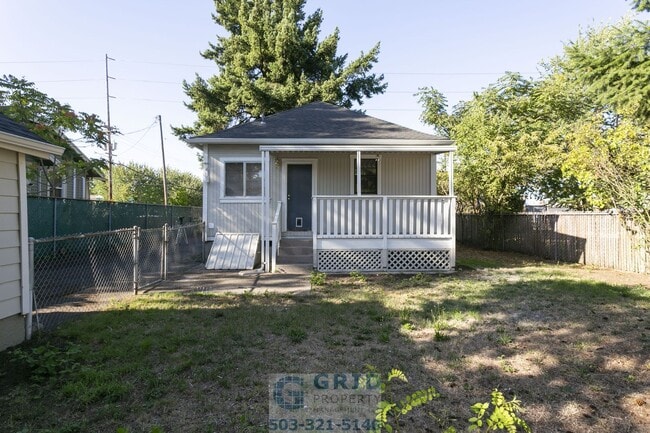 Building Photo - 2 Bedroom Home Available in Southeast Port...