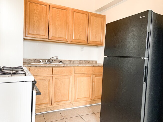 Building Photo - 8925 E Jefferson Ave