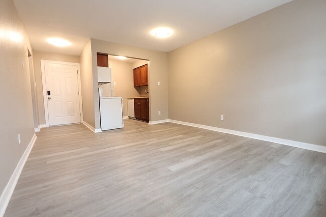 Building Photo - 1 Bedroom Apartment