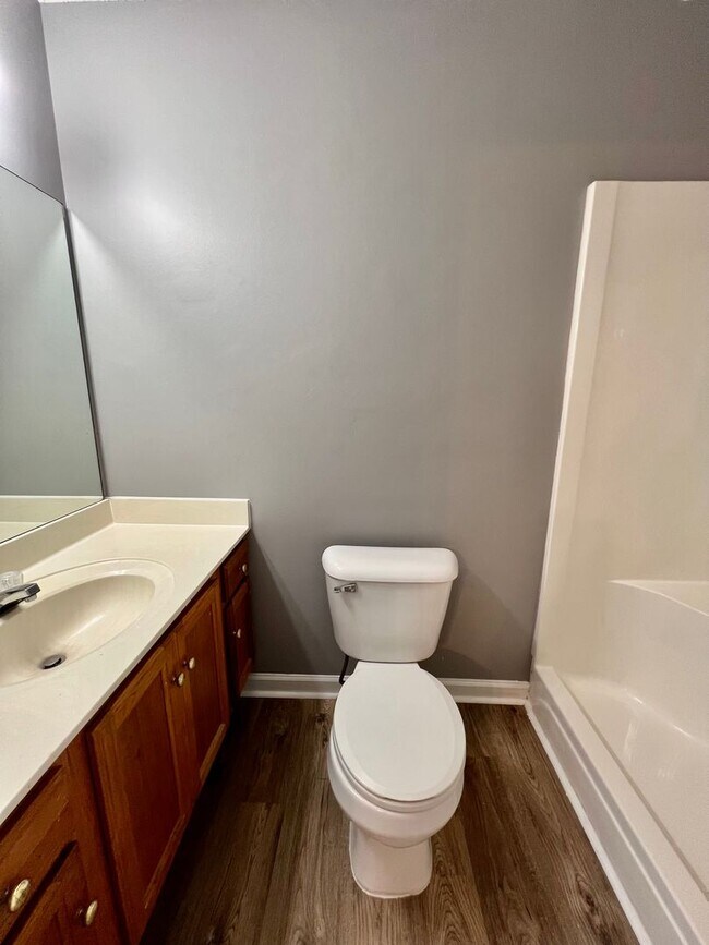 Building Photo - 414 Woodale Dr