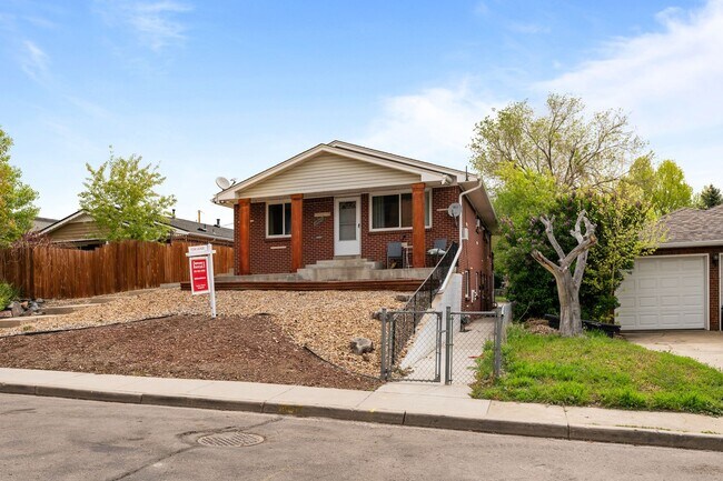 Building Photo - Gorgeous Two Bedroom in Sloan's Lake!