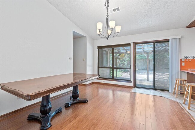 Building Photo - 709 Show Low Ct