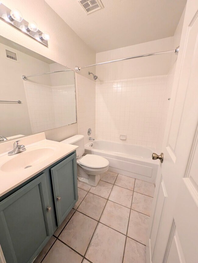 Building Photo - 2325 E Lakecrest Dr