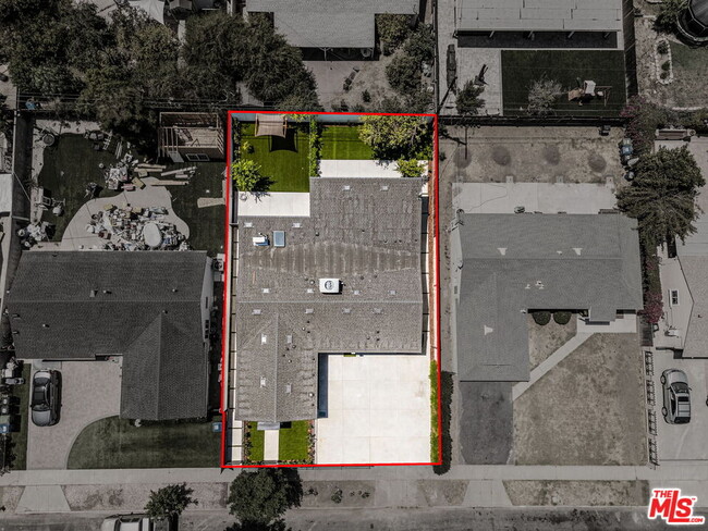Building Photo - 7933 Zelzah Ave