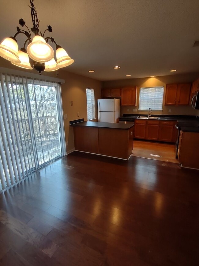 Building Photo - Move in Ready, End Unit Townhome located i...