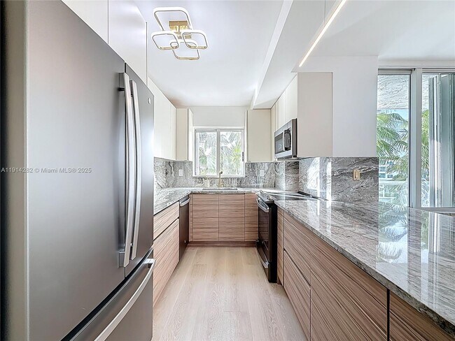 Building Photo - 5900 Collins Ave