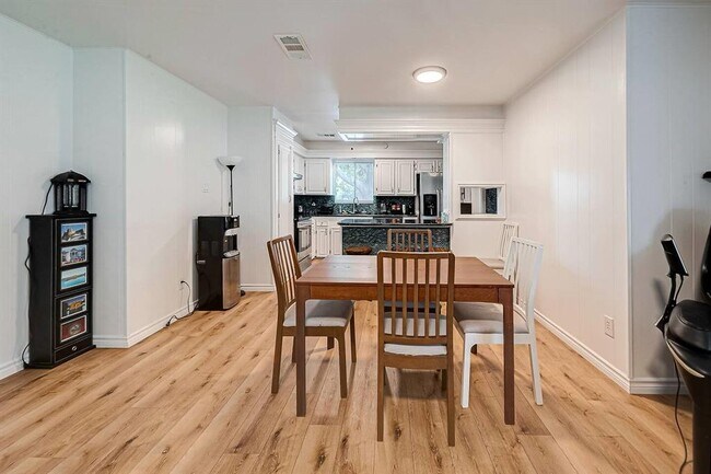 Building Photo - 9654 Meadowland Dr