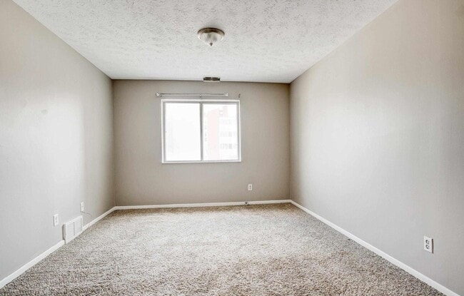 Building Photo - Walking distance to UNMC - Just open!