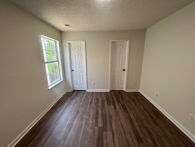 Building Photo - 3-bedroom, 2.5-bathroom two-story home located in the desirable Gatewood Communities!