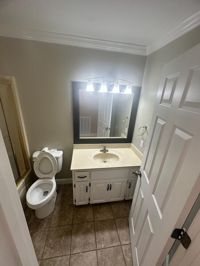 Building Photo - 212 Brooks Dr