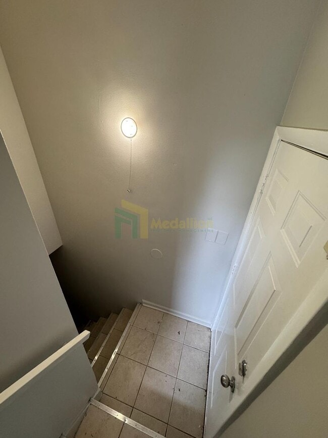 Building Photo - Beautifully Updated 4BR/1BA Home with Fini...