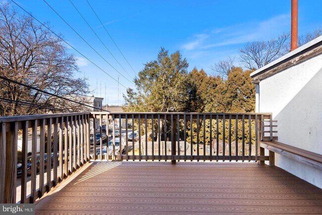 Building Photo - 400 Green Ln