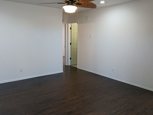 Building Photo - 3 Bedroom, 1 Bathroom Home! Schedule a Showing Soon!