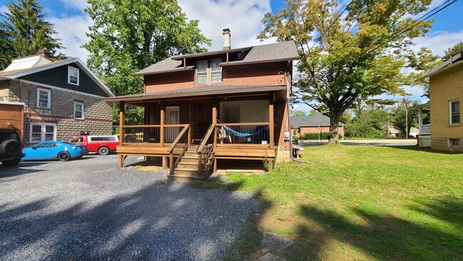Building Photo - Classic, Spacious 4-Bedroom 2-Bath House C...