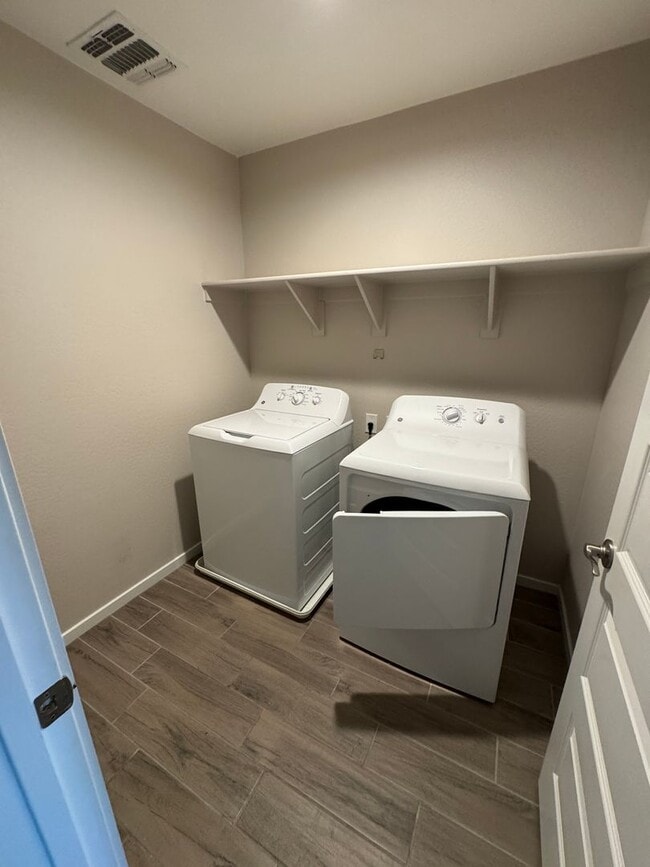 Building Photo - Unique opportunity! 3 bedrooms & 2.5 baths...