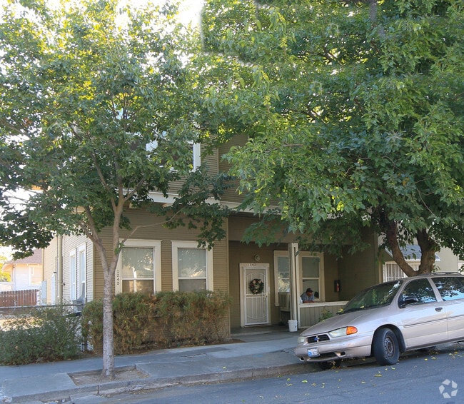 Building Photo - 401 E Clay St