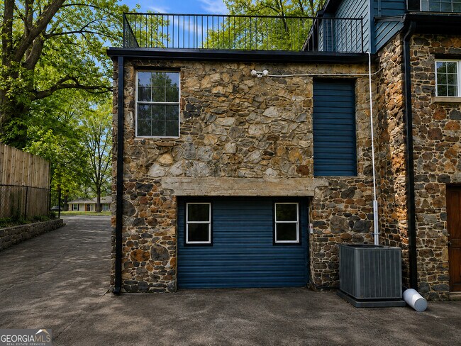 Building Photo - 1114 Fayetteville Rd SE