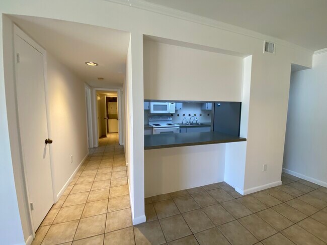 Building Photo - 710 N Village Dr